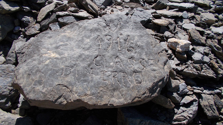Moncenisio-A fianco del sentiero salendo al lago Clair