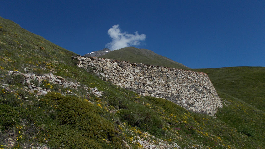 Muro di soategno,sullo sfondo Cima Lamet