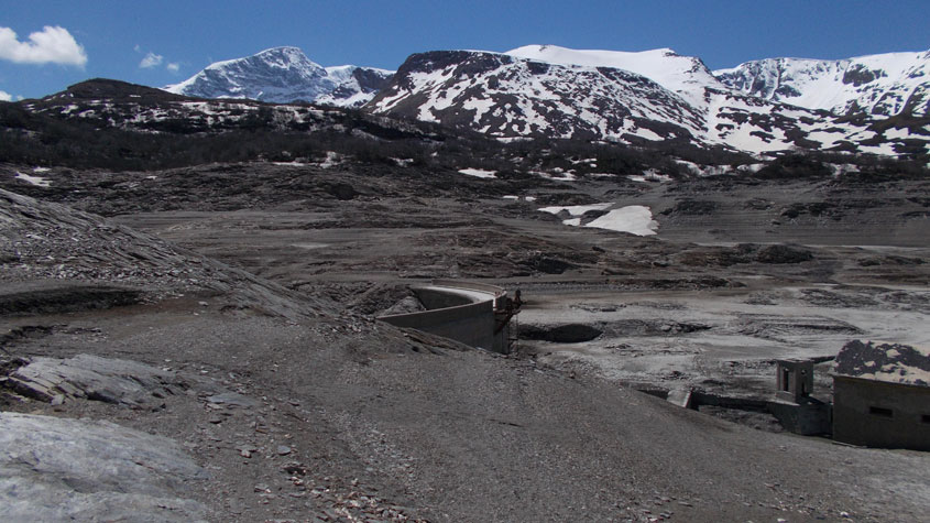 La diga nel breve periodo del basso livello delle acque del lago