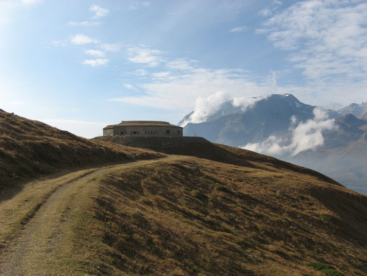 Il Forte Roncia e un tratto della Strada Forte Roncia