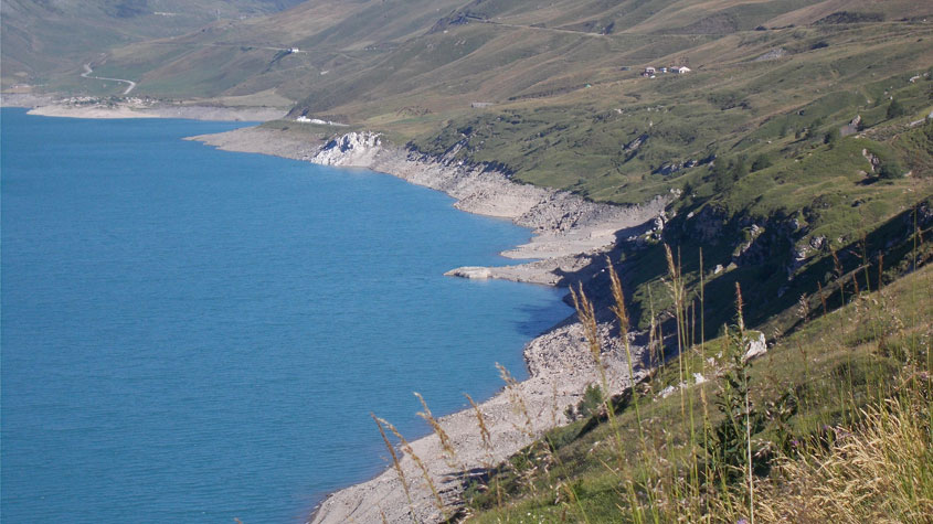 Moncenisio 28 luglio 2016-L'acqua ha ormai praticamente sommerso il malloppo del Centro 19