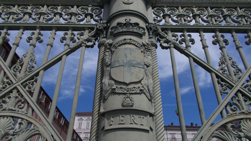 17 agosto 2016 Torino-Il motto di Casa Savoia sulla cancellata di fronte al Palazzo Reale