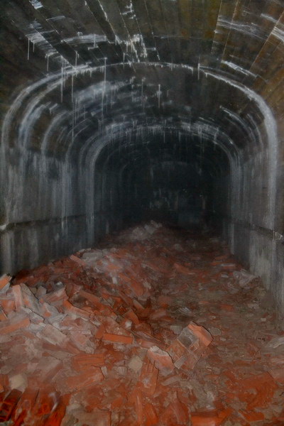 Corridoio raccordo tra i due ingressi ingombro di mattoni