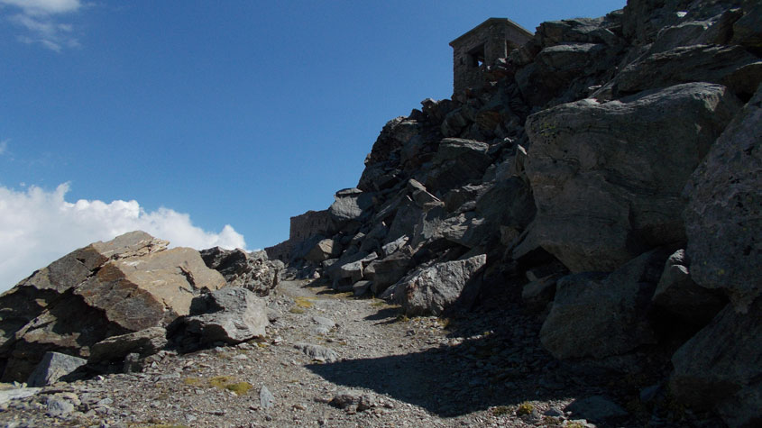 Ancora pochi metri e la strada termina.Visibili l'osservatorio del Centro 6 e un lato della caserma