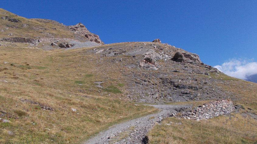 Strada e muri di contenimento