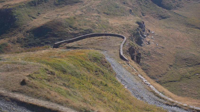 Piazzola destinata all'incrocio di veicoli o animali
