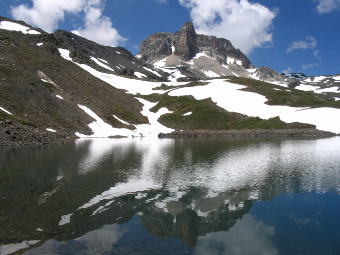 Alta Savoia-Zona del Rifugio Thabor(F)La Rocca e il Dente della Bissort si specchiano nelle acque del Lac Rond