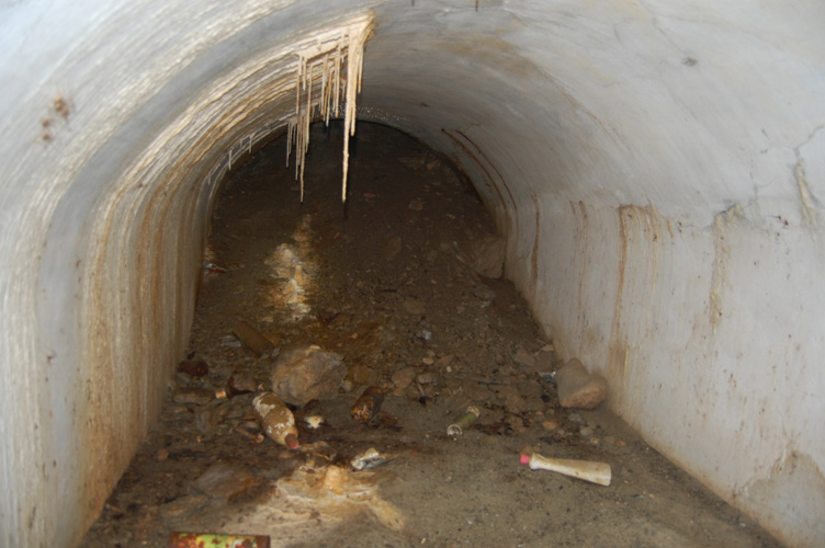 L'ingresso principale ostruito del Blocco N visto dall'interno