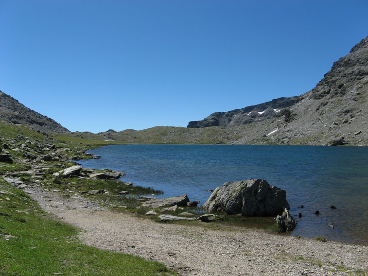 Il lago Savine e sullo sfondo il Col Clapier