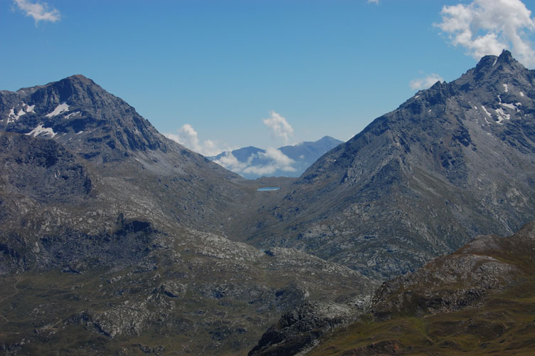 Vista dal Mont Froid.Al centro il Vallone,il lago Savine e il Col Clapier.A sx il monte Giusalet,a dx i Denti d'Ambin e sullo sfondo l'Italia
