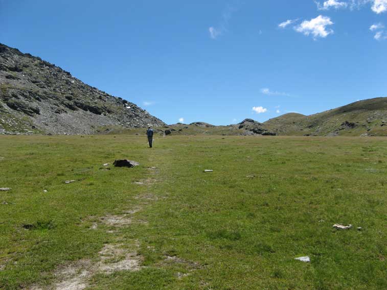 Superato il Lago Savine proseguiamo verso il Col Clapier,vicinissimo e visibile sullo sfondo