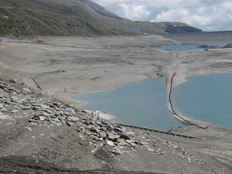 Moncenisio fondo lago-Il tracciato della ferrovia FELL nel tratto fra l'Ospizio e l'ex SS25 visibile a sx e in basso