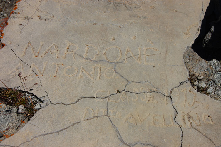 Moncenisio-Caserma Malamot-Scritta sui gradini della scala che sale alla cupola corazzata dell'Osservatorio del Centro 6
