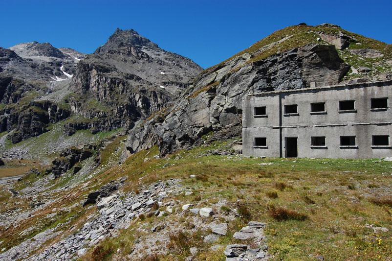 Parte della casermetta e i monti circostanti