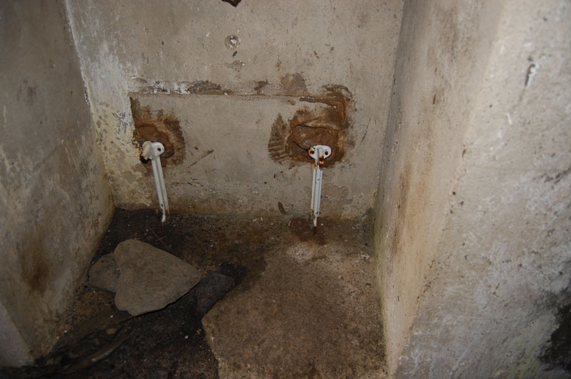 In questa stanza sono rimaste le staffe che sorreggevano il lavandino