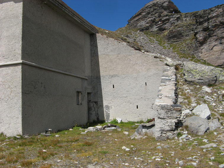 L'ingresso laterale della casermetta,noi entriamo da questa parte