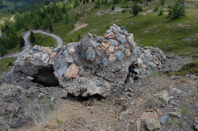 Macerie del malloppo binato,visibile la strada che porta al al Lago Nero