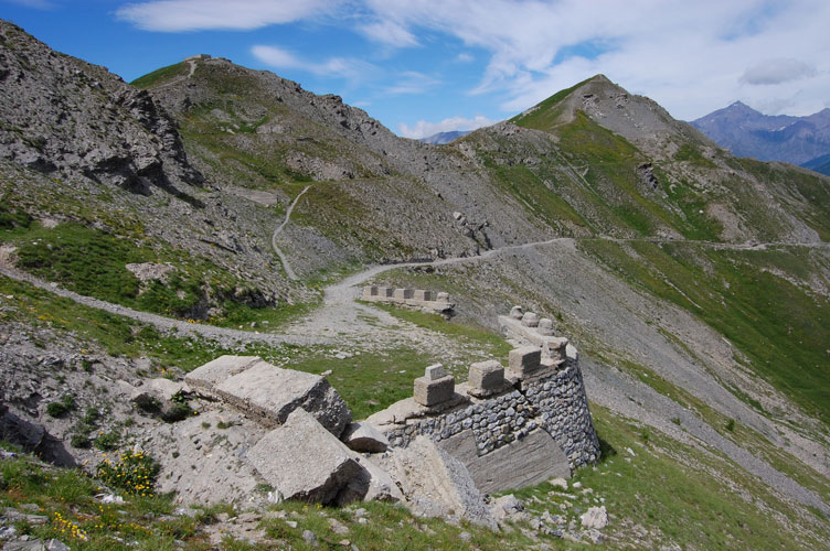 L'ultimo tratto di strada alcuni metri prima del Passo della Mulattiera.I ruderi in primo piano appartengono all'ingresso del Ricovero A