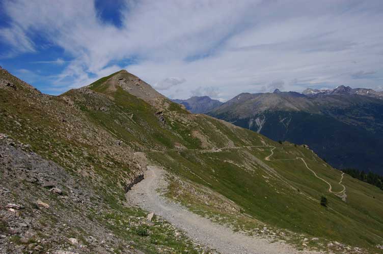La strada sotto la Croce della Mulattiera