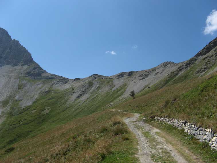 La Strada poco oltre il Ricovero XV.Visibile sullo sfondo la Caserma XVI del Passo della Mulattiera