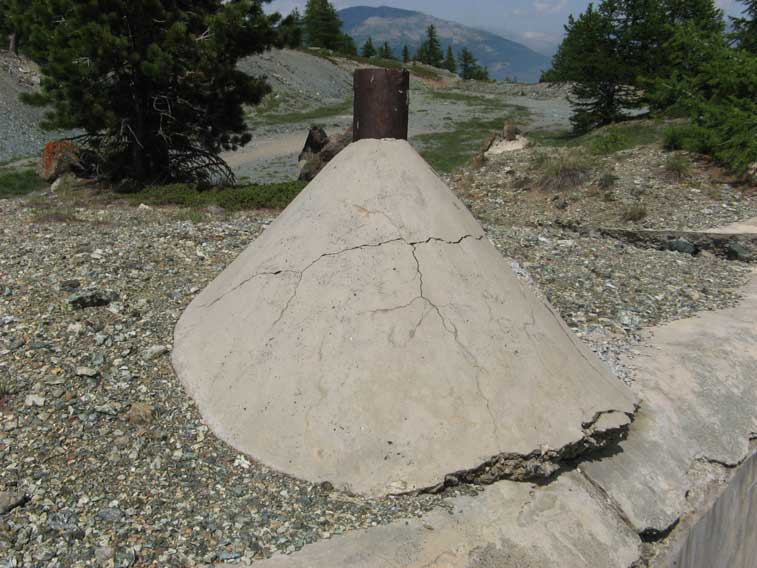 Curioso rivestimento in cemento del tubo dell'aria