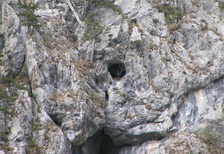 feritoia opp. grotta naturale ?