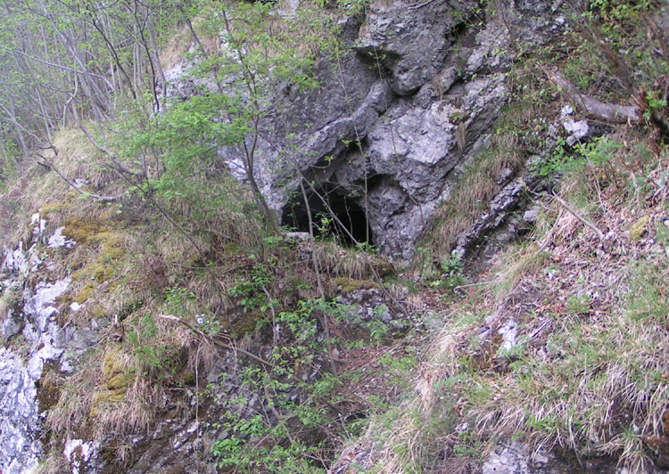 grotta nel canalone