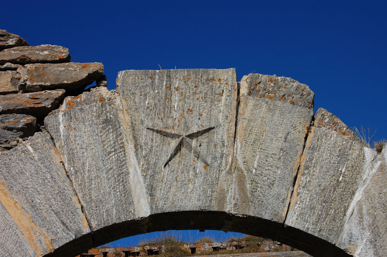 Moncenisio-Stella d'Italia visibile sull'ingresso della Tagliata del Forte Cassa