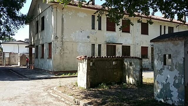 E - Verso ingresso principale.jpg