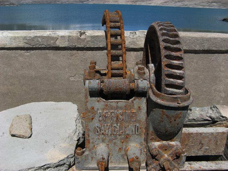 Moncenisio fondo lago-Parte del meccanismo sollevamento paratie della diga centrale