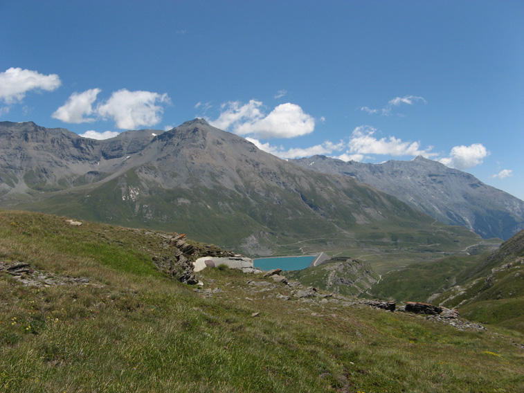 La casamatta A1 con campo di tiro verso la strada del Pattacroce