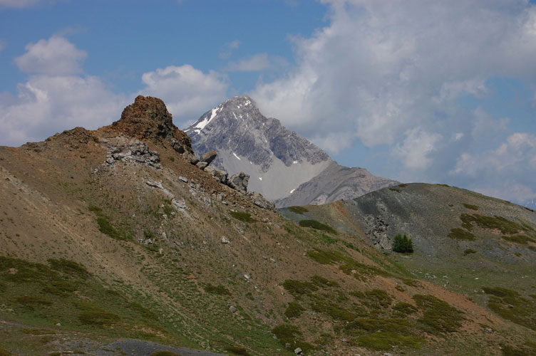 Monginevro-Macerie dei malloppi del Centro 14-Caposaldo Roc La Luna(Italia).Dietro le macerie il Roc La Luna e lo Chaberton