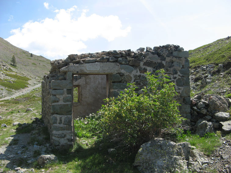 Ci avviciniamo al manufatto,la scritta si intravede sulla porta