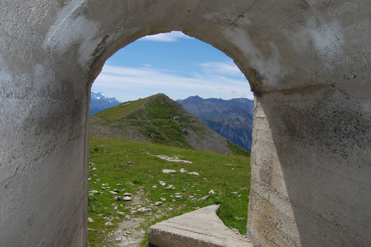 Uscita SW,slo sfondo il rilievo con i ruderi dei malloppi del Centro 2