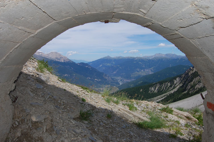 L'alta Val di Susa con i paesi di Ulzio e Salice d'Ulzio  visti  dall'interno dell'ingresso NE