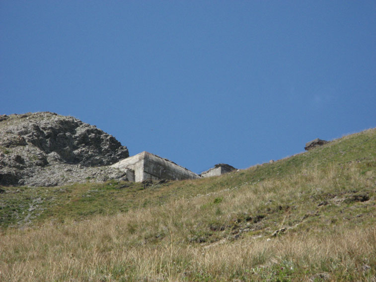 La stazione di arrivo vista dalla strada che sale al Passo della Mulattiera