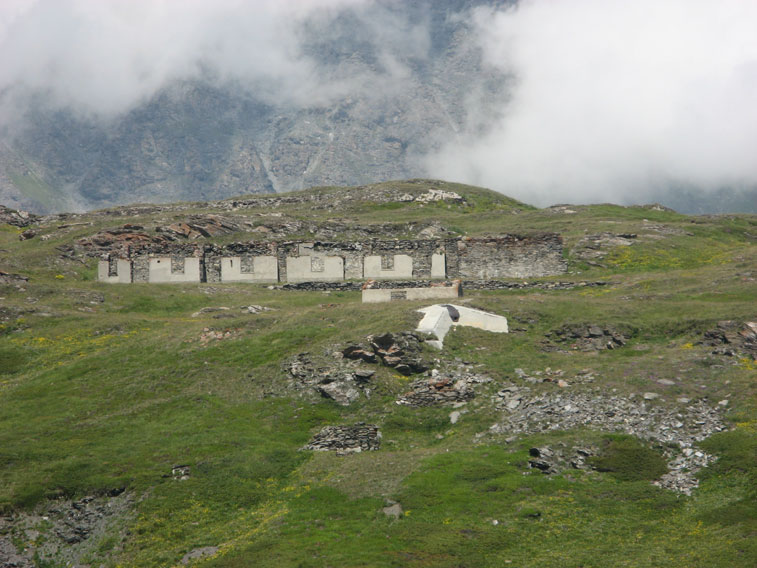 La casamatta A2,con campo di tiro il vallone che scende verso il Varisello