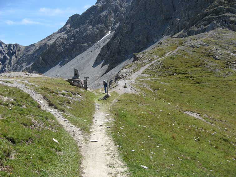 Siamo arrivati al Passo della Mulattiera,qui la nostra strada si congiunge con quella proveniente da Beaulard