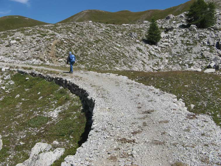 La strada nei pressi del Col des Acles