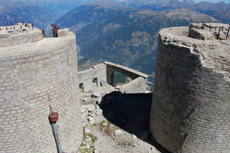 Cima dello Chaberton-Due torrette e l'arrivo della teleferica