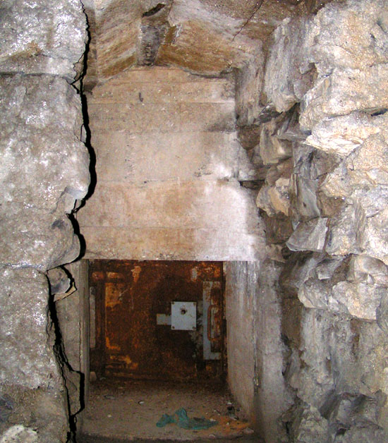 feritoia eventuale arma ( piccola porta )