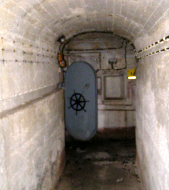 corridoio e porta stagna