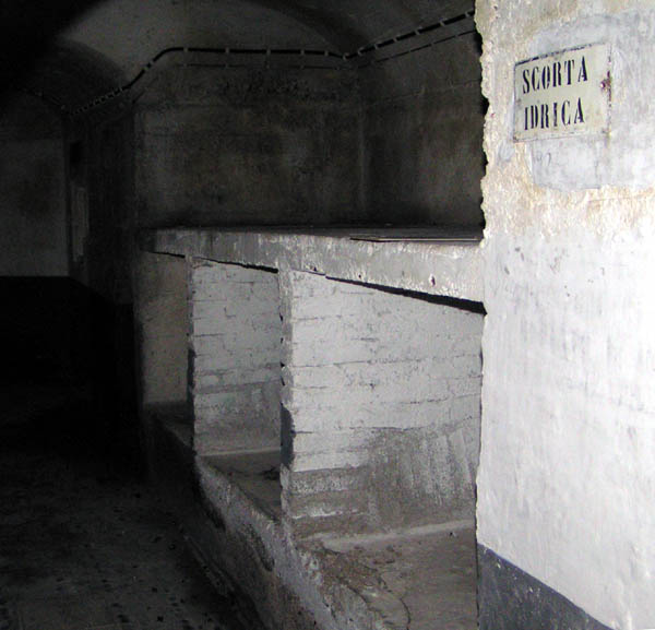 deposito contenitori acqua