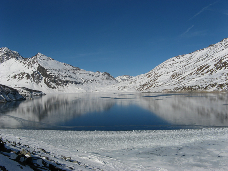 Il lago del Moncenisio visto verso la Francia,dalla diga.<br />Gennaio 2008