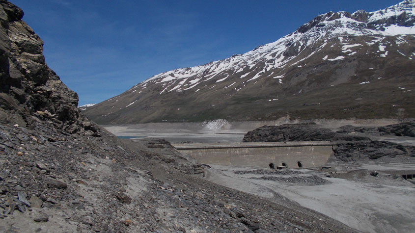 Moncenisio fondo lago-Osservando da S la diga centrale