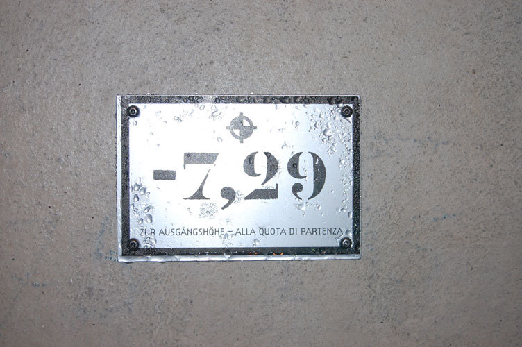 Opera 3 di Fortezza-Targa indicante il dislivello dall'ingresso