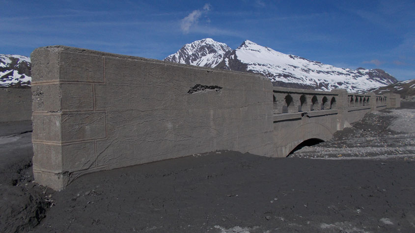 Moncenisio-Il Ponte Rosso  sotto le cui arcate scorreva il torrente Roncia