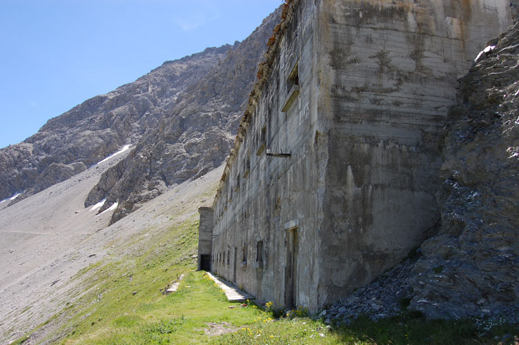 Facciata della caserma