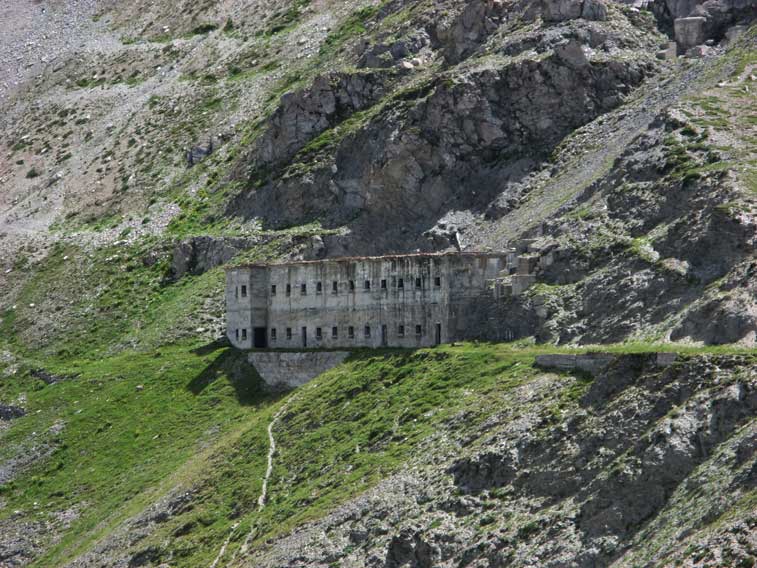 La  Caserma XVI e in alto i resti demoliti del malloppo d'ingresso principale del Centro 1