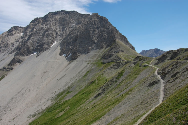 Punta Charrà,Caserma XVI,Passo della Mulattiera e la strada militare proveniente da Beaulard